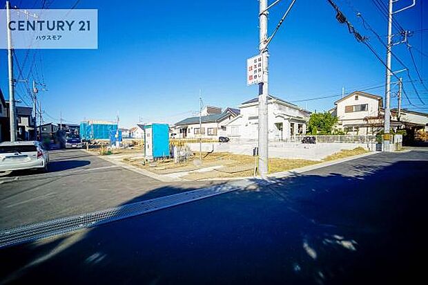 前面道路5m!陽当り良好な立地です。車庫入れが苦手な方も安心ですね。