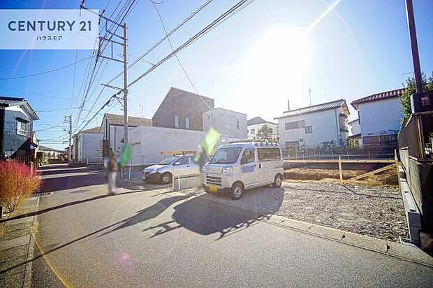 前面道路は4.5m!陽当り良好な立地です。車庫入れが苦手な方も安心ですね。
