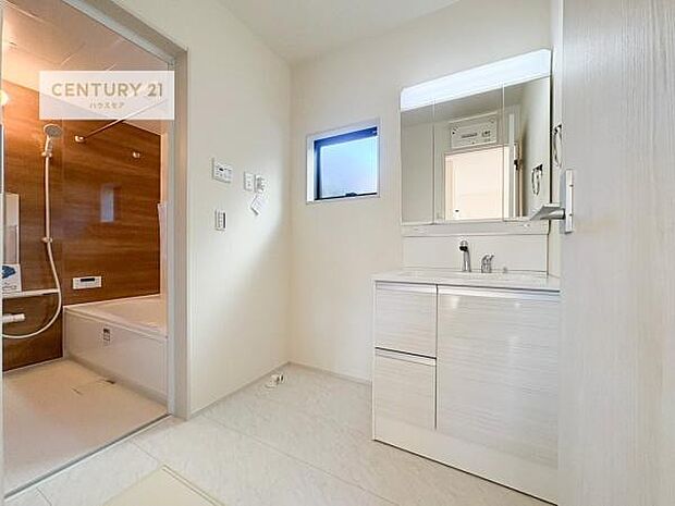 小窓付きの明るい洗面室です!湿気もすぐに入れ替えができて清潔に保つことができます!自然光が差し込むのでお化粧の仕上がりも良くなりますね!(同仕様)