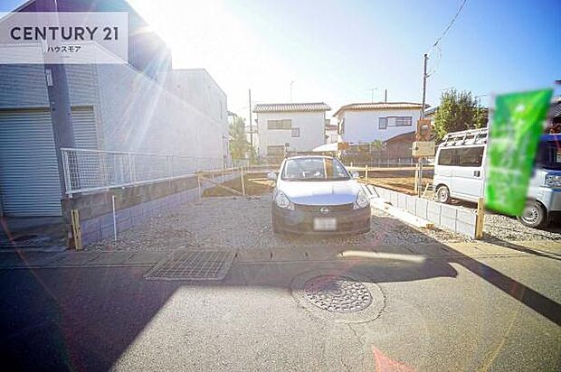 駐車スペースは2台分あります!セカンドカーはもちろん、バイクや自転車なども置き場所に困りません。