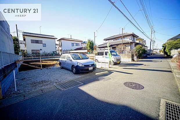 前面道路は4.5m!陽当り良好な立地です。車庫入れが苦手な方も安心ですね。