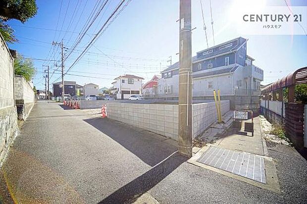 前面道路は3.4m×2.6m!陽当り良好な立地です。車庫入れが苦手な方も安心ですね。