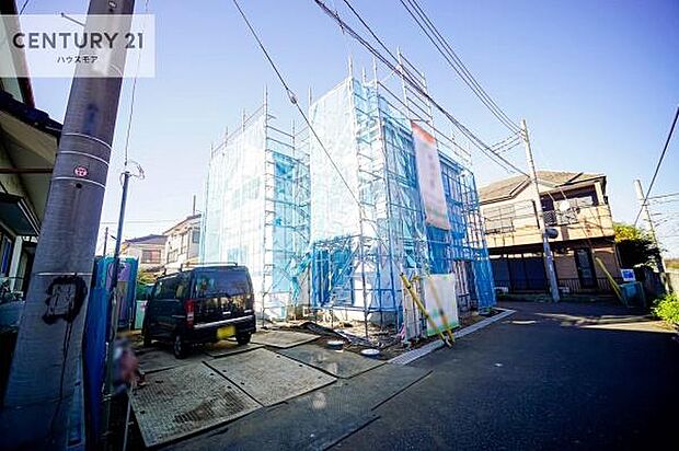 前面道路は4m×4m!陽当り良好な立地です。車庫入れが苦手な方も安心ですね。