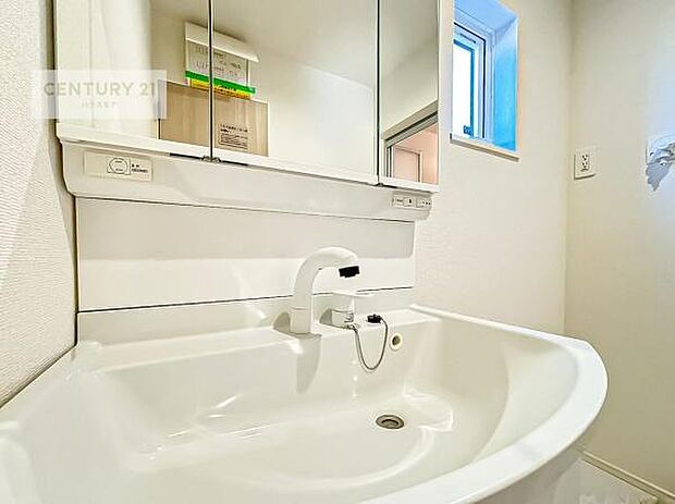 洗面台のボウルが深く床に水が跳ねにくいです!それにお掃除がしやすい使い勝手の良い白を基調とした清潔感のある洗面台で気持ちよくお使いいただけます!(同仕様)