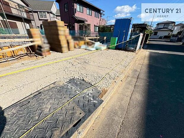 駐車スペースは3台分あります!セカンドカーはもちろん、バイクや自転車なども置き場所に困りません。