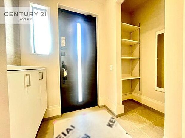 シューズインクローク付きです！シューズだけでなくベビーカーや折り畳み自転車、アウトドア用品もスッキリと片付けられます！