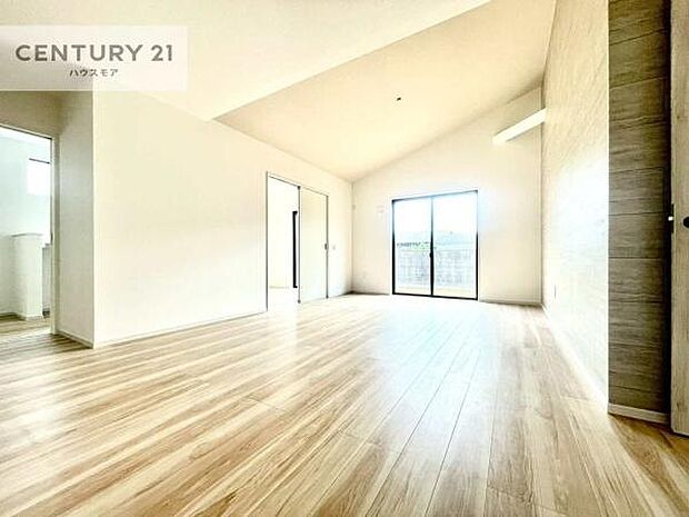 大きな窓からたっぷりの陽ざしが入る明るいリビング。開放感のあるリビングで家族団らんのくつろぎの時間を過ごせます。