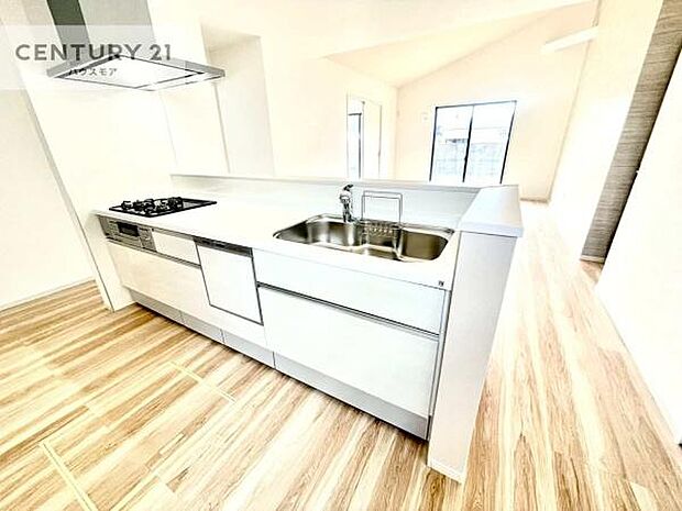 大人気の対面式システムキッチンを採用しています！ご家族のコミュニケーションが自然と増える設計です。お子様にも目が届くので嬉しいですね。収納力もあります！