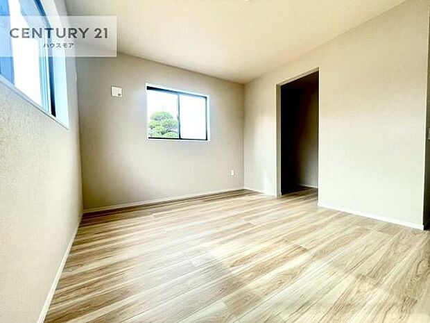 優しい光が差し込む洋室は、朝の目覚めも気持ちが良さそうですね。おうち時間もゆったりと過ごすことができます。