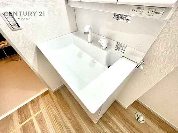 深い洗面台ボウルは、水が跳ねにくいのでお手入れが楽々！清潔感が保てます！キレイな洗面所で自分磨きのモチベーションが上がりますね！