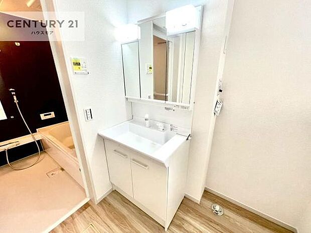 三面鏡仕様の洗面所は、身だしなみがしやすい造り！裏は収納になっています。ドライヤーやお化粧道具を片付けられるので洗面台周りをスッキリと見せることが出来ます！