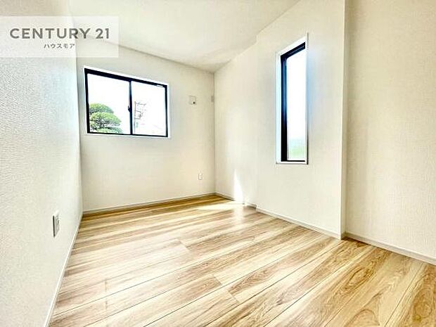 2面採光を確保した明るい室内は、風通しも良く、明るく大変居心地の良い空間となっております。リラックスして過ごせる心地の良いお部屋です！朝の目覚めがスッキリしますね！