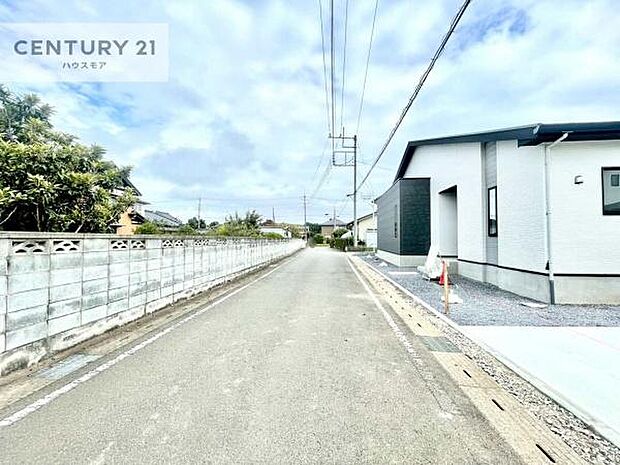 前面道路5ｍ！陽当り良好な立地です。車庫入れが苦手な方も安心ですね。