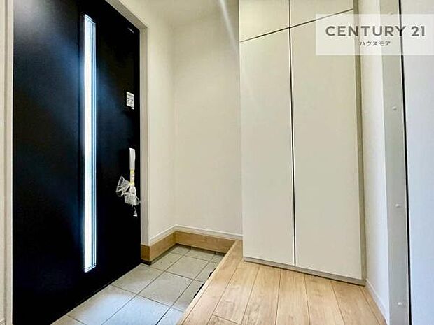 シューズボックス付きなので、玄関が片付きお掃除がしやすいです!スッキリした玄関で戸を開けた瞬間、清潔感のある心地いい空間が出迎えてくれます。