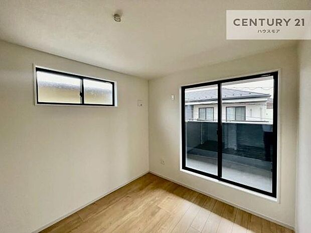 バルコニーに面した洋室。優しい光が差し込む洋室は、朝の目覚めも気持ちが良さそうですね。おうち時間もゆったりと過ごすことができます。