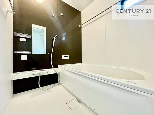 落ち着きある大人の雰囲気のバスルームは、味が出ていてバスタイムが充実!お仕事頑張っているご褒美にお好みの匂いの入浴剤を入れて、楽しんでみてはいかがでしょうか?