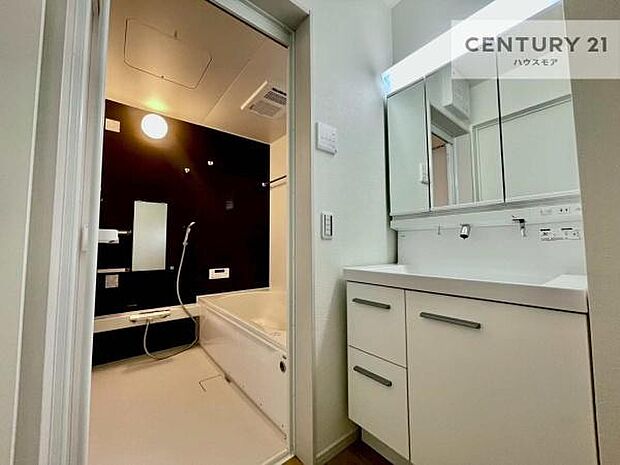 三面鏡仕様の洗面所は、身だしなみがしやすい造り!裏は収納になっています。ドライヤーやお化粧道具を片付けられるので洗面台周りをスッキリと見せることが出来ます!