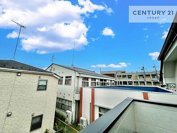 陽当たり良好なバルコニーです!晴れた日には青い空を見渡せる開放的な時間を楽しめます。