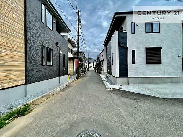 前面道路4m!陽当り良好な立地です。車庫入れが苦手な方も安心ですね。