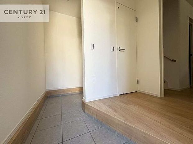 玄関土間収納付き!収納スペースなのでベビーカーやアウトドアの道具がスッキリしまえます!取り出しもラクラク!整理整頓がしやすい!