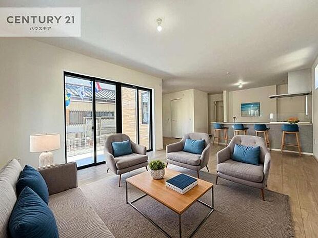 家具はCGパースです。開放感のある広々LDK!ソファーやダイニングテーブルを置いても窮屈にならないので快適に過ごせます!コミュニケーションが取りやすいリビングです!