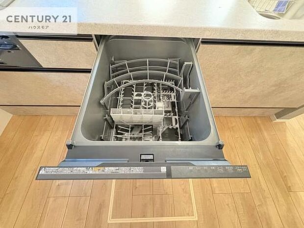 食洗機付き!忙しい時や冬場は手荒れ防止として大活躍します!ビルトイン仕様なので、場所も取らず調理スペースも広く使えて手際よく作業が出来ます!