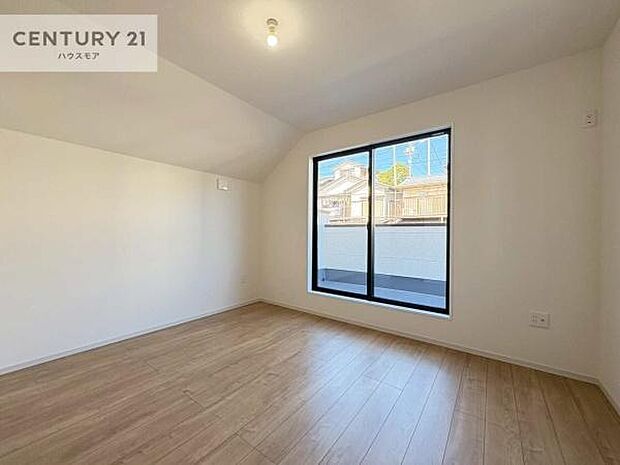 バルコニーに面した洋室。優しい光が差し込む洋室は、朝の目覚めも気持ちが良さそうですね。おうち時間もゆったりと過ごすことができます。