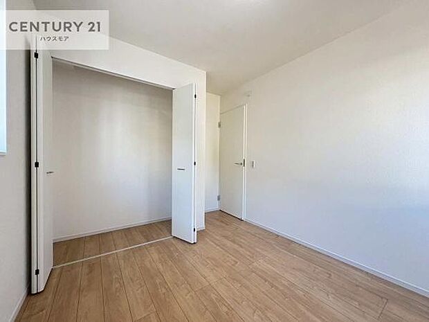 掃き出し窓がないお部屋は、お子様のお部屋としても安心です!収納スペースも充実しているので散らかったお部屋をサッと片付けられます!