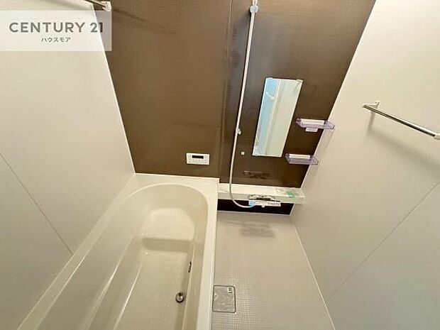 落ち着きある大人の雰囲気のバスルームは、味が出ていてバスタイムが充実!お仕事頑張っているご褒美にお好みの匂いの入浴剤を入れて、楽しんでみてはいかがでしょうか?