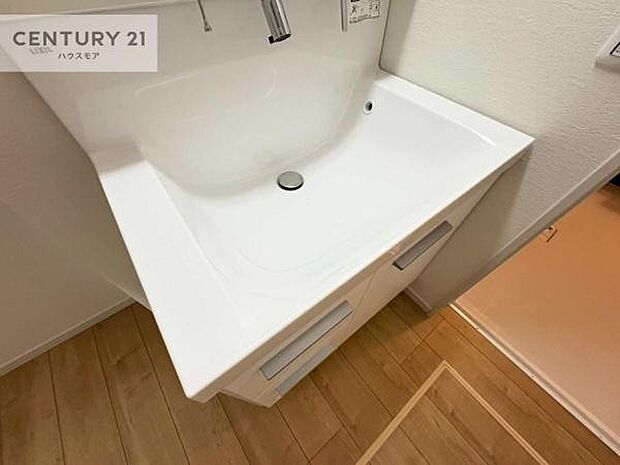 深い洗面台ボウルは、水が跳ねにくいのでお手入れが楽々!清潔感が保てます!キレイな洗面所で自分磨きのモチベーションが上がりますね!