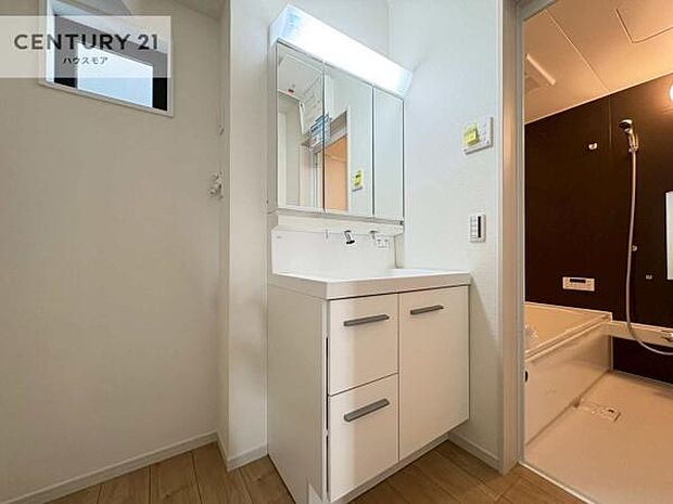 小窓付きの明るい洗面室です!湿気もすぐに入れ替えができて清潔に保つことができます!自然光が差し込むのでお化粧の仕上がりも良くなりますね!