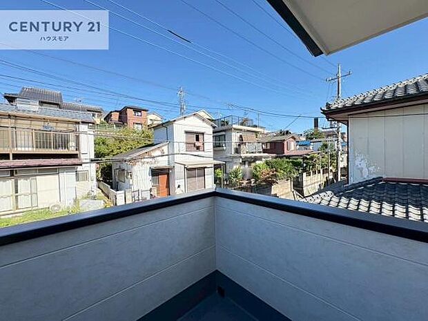 晴れた日には青い空を見渡せる開放的な時間を楽しめます。気持ちの良い風が通り抜ける街並みです!