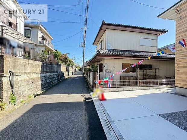 前面道路4m!陽当り良好な立地です。車庫入れが苦手な方も安心ですね。