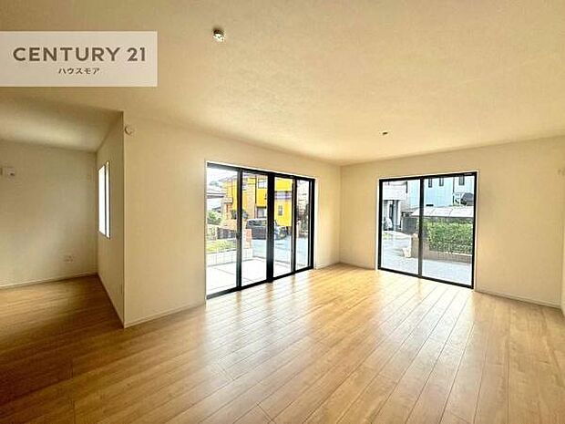 大きな窓からたっぷりの陽ざしが入る明るいリビング。開放感のあるリビングで家族団らんのくつろぎの時間を過ごせます。