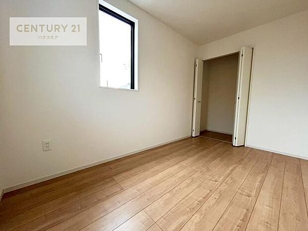 掃き出し窓がないお部屋は、お子様のお部屋としても安心です!収納スペースも充実しているので散らかったお部屋をサッと片付けられます!