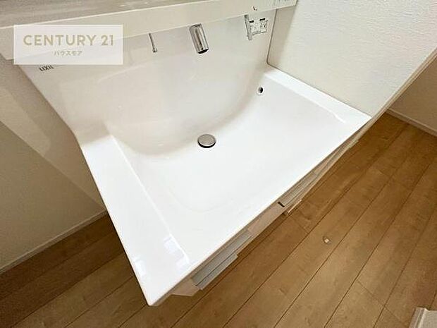 深い洗面台ボウルは、水が跳ねにくいのでお手入れが楽々!清潔感が保てます!キレイな洗面所で自分磨きのモチベーションが上がりますね!