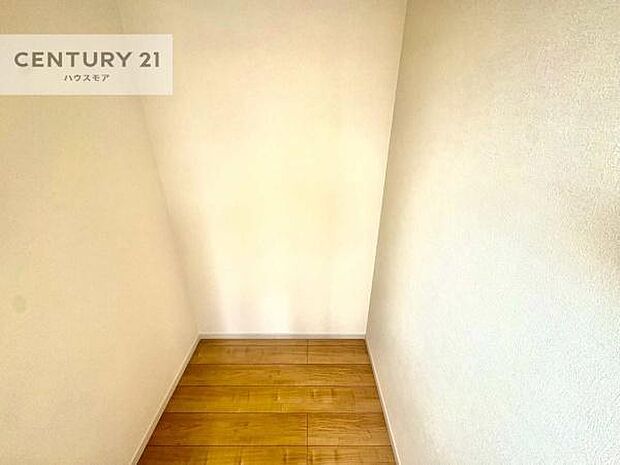 ウォークインクローゼット付きです。たくさんのお洋服などを収納しておけそうですね!他にも扇風機や加湿器など季節物の大きな家電も収納できます。