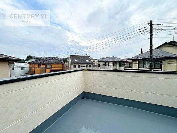 落ち着きある住宅街です!周囲には高い建物がなく、空が広く開放感があり、陽当たりを大きく遮られることもありません!気持ちの良い風が通り抜ける街並みです!