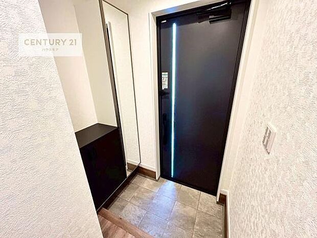 シューズボックス付きなので、玄関が片付きお掃除がしやすいです!スッキリした玄関で戸を開けた瞬間、清潔感のある心地いい空間が出迎えてくれます。