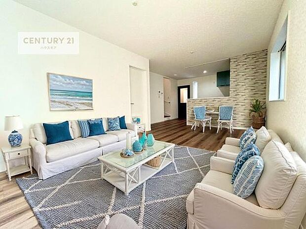 家具はCGパースです。開放感のある広々LDK!ソファーやダイニングテーブルを置いても窮屈にならないので快適に過ごせます!コミュニケーションが取りやすいリビングです!