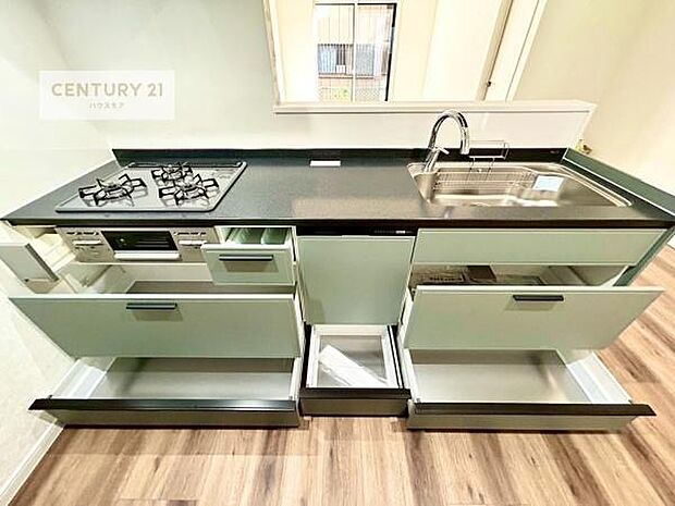 収納スペースが豊富で、調理スペースがスッキリと片付きひろ〜く活用できます!快適に作業ができます!毎日の料理が捗ります!