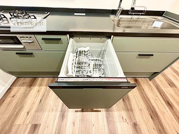 食洗機付き!忙しい時や冬場は手荒れ防止として大活躍します!ビルトイン仕様なので、場所も取らず調理スペースも広く使えて手際よく作業が出来ます!