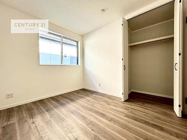 掃き出し窓がないお部屋は、お子様のお部屋としても安心です!収納スペースも充実しているので散らかったお部屋をサッと片付けられます!