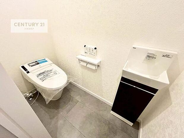 1・2階にトイレがございます!朝の忙しい時間帯も待たずにすみそうですね。白を基調とした清潔感のあるトイレでお手入れがしやすいです!