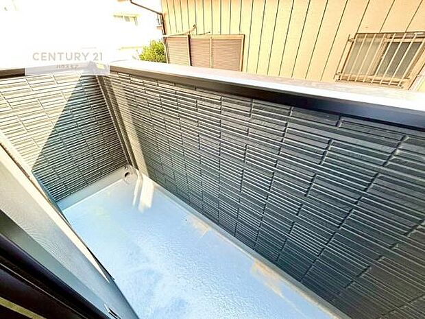 陽当たり良好なバルコニーです!晴れた日には青い空を見渡せる開放的な時間を楽しめます。たくさんのお洗濯物もいっぺんに干すことができます!