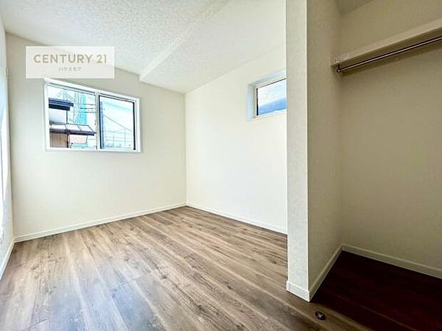 明るく風通しの良い居室です。「シンプル」にデザインされた室内。自由度が高いので家具やレイアウトでお好みの空間を創り上げられます。