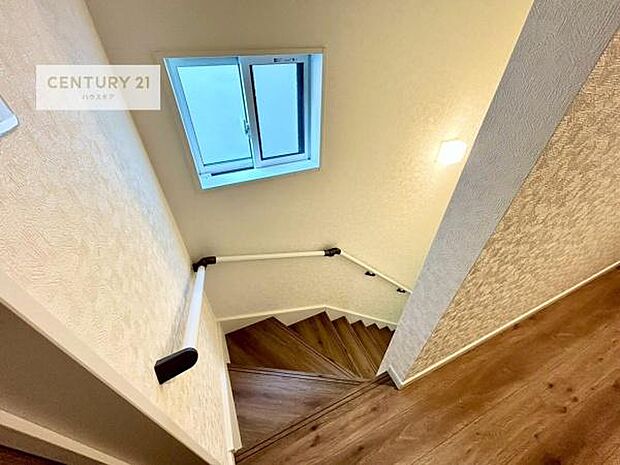 階段は明るく手摺りもついています。お子様やご年配の方も安心してご利用頂けますね。