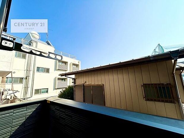 落ち着きある住宅街です!周囲には高い建物がなく、空が広く開放感があり、陽当たりを大きく遮られることもありません!気持ちの良い風が通り抜ける街並みです!