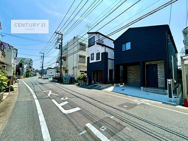 前面道路8.1m!陽当り良好な立地です。車庫入れが苦手な方も安心ですね。