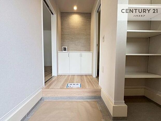 シューズインクローク付きです!シューズだけでなくベビーカーや折り畳み自転車、アウトドア用品もスッキリと片付けられます!